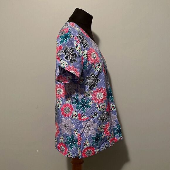 Zoe + Chloe Women's Multicolor Floral Print V-Neck Short Sleeve Scrub Top - Picture 5 of 7